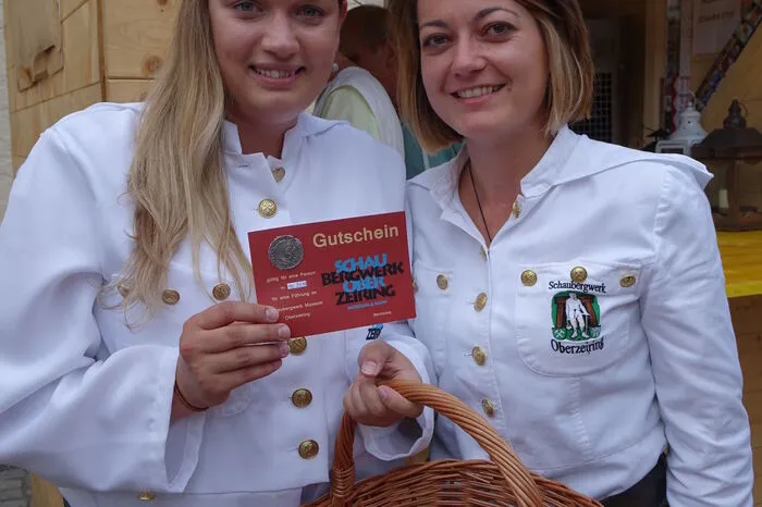 Alexandra Arbeiter und Athanasia Toursougas-Reif verkaufen Gutscheine fürs Schaubergwerk.