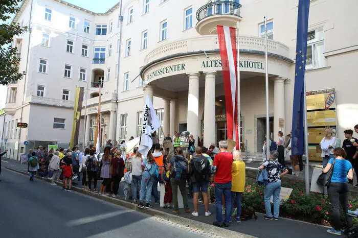 ... bis zum Bambergsaal, wo die Gemeinderatssitzung stattfand.
