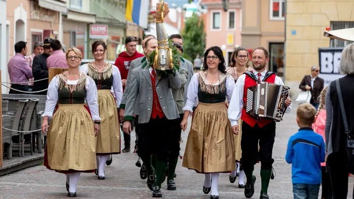 Die St. Veiter Volkstumsgemeinschaft brachte die Freyung auf den Hauptplatz