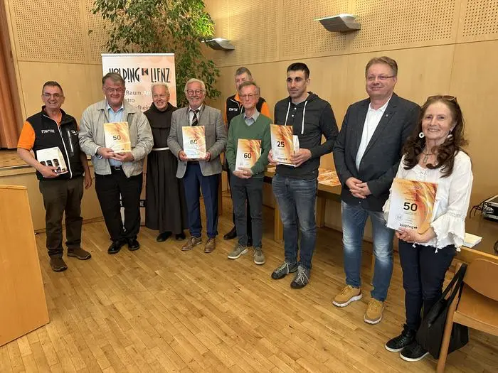 Bei der Generalversammlung wurden auch langjährige Mitglieder ausgezeichnet. Von Links nach Rechts: Obmann Meinhard Pargger, Präses Bruno Decristoforo, Diözesanpräses Pater Severin Mayrhofer, Norbert Hopfgartner (60 Jahre), Kassier Christian Kaucic, Franz Niedertscheider (60 Jahre), Thomas Griedling (25 Jahre), Diözesanleiter Stefan Spiess, Christina Reider (50 Jahre)