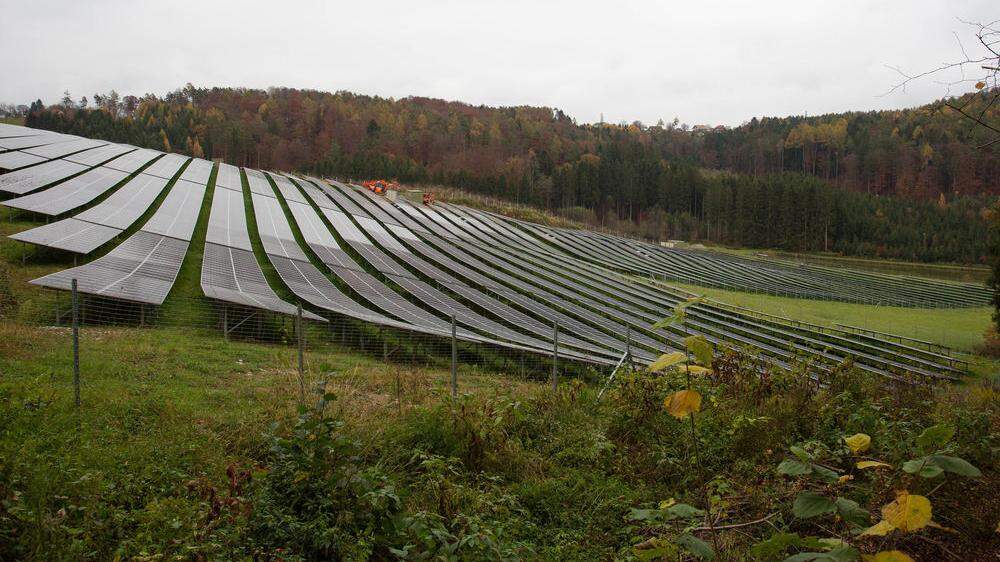 Die Fotovoltaikanlage in Gamling besteht aus 12.000 Modulen und ist 20.000 Quadratmeter groß