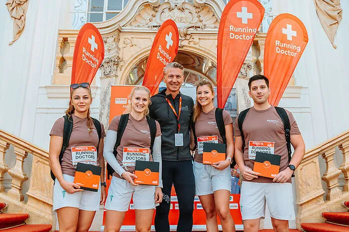 Michael Witsch (Wiener Städtische) und die auf Initative der Versicherung laufenden "Running Doctors" vor dem Start