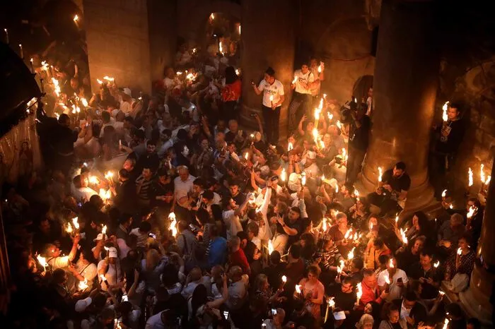  Der griechisch-orthodoxe Patriarch Theophilos III. entzündete an dem "Heiligen Feuer" Kerzen ...