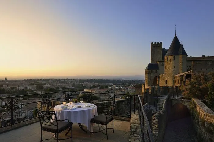 Wer einen Faible für geheimnisvolle Burgen hat, besucht das Hotel de la Cité Carcassonne im französischen Carcasonne. Berühmt ist die Stadt für ihre mittelalterliche Festung, die erhaben auf einem Hügel thront und zum Unesco-Weltkulturerbe zählt. Genau dort, inmitten der jahrhundertealten Festungsmauern, befindet sich auch das Hotel in einem neogotisch gestalteten Gebäude aus dem 19. Jahrhundert. Beliebt ist es nicht nur wegen seiner geschichtsträchtigen Umgebung, sondern auch dank seiner exquisiten Gourmetküche.