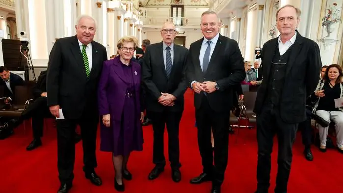 Philosoph Konrad Paul Liessmann war der Festredner, ORF-Regisseur Günter Schilhan (re.) mit seinem Film „Aufbau, Aufbruch und Aufstieg“ Gestalter des Tages. Hier mit LH Mario Kunasek (FPÖ) und den Alt-Landeshauptleuten Waltraud Klasnic und Hermann Schützenhöfer.