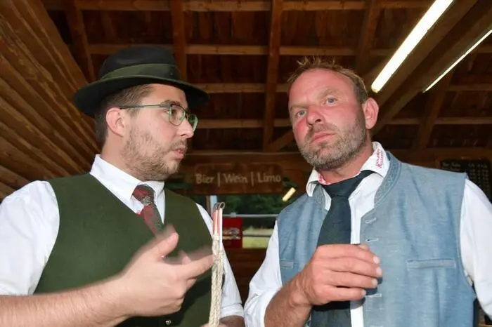 Obmann Peter Moser konnte acht Gruppen auf dem Tanzboden begrüßen. Dazwischen sorgten Musikgruppen für gute Stimmung bei den vielen Besucherinnen und Besuchern.