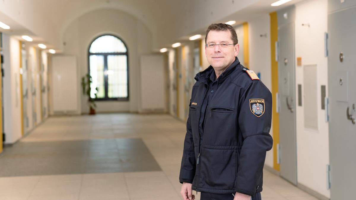 Gerhard Derler, der Leiter der Justizanstalt Graz-Karlau, im bereits sanierten Teil des Zellenhaustraktes