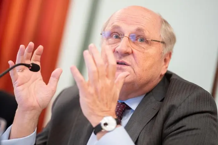 ABD0051_20231214 - WIEN - ÖSTERREICH: Präsident des Fiskalrates Christoph Badelt am Donnerstag, 14. Dezember 2023, während einer PK des Fiskalrates Austria zum Thema 