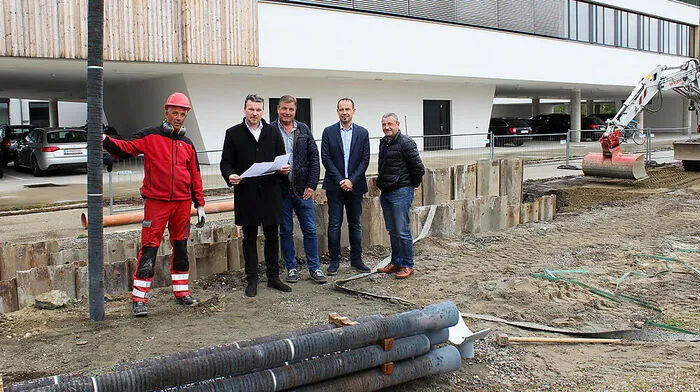 Entsorgungsreferent Vizebürgermeister Wolfgang Germ besichtigt mit Mitarbeitern der Abteilung Entsorgung die Kanalbaustelle südwestlich vom Lakeside Park.