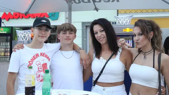 Nachdem die beliebte „We Love White“-Party am Leobener Hauptplatz aufgrund von Schlechtwetter um eine Woche verschoben wurde, ging das Event vergangenen Samstag bei perfektem Sommerwetter in Szene.