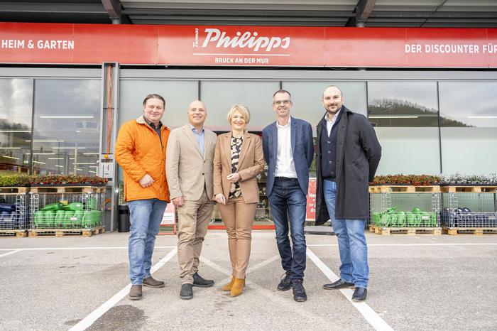 Bürgermeisterin Andrea Winkelmeier (Mitte) eröffnete gemeinsam mit Martin Gaber (2.v.r.) den neuen Markt