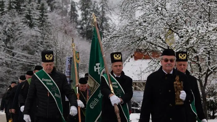 Die Marktgemeinde Passail und der Knappenverein Arzberg luden am vergangenen Wochenende zur traditionellen Feier zu Ehren der Heiligen Barbara. Nach dem Einmarsch der „schwarzen Männer und Frauen“ bei sehr winterlichen Bedingungen, zelebrierte Pfarrer Karl Rechberger die Barbara-Messe in der Pfarrkirche, festlich umrahmt von den Weizer Jagdhornbläsern.