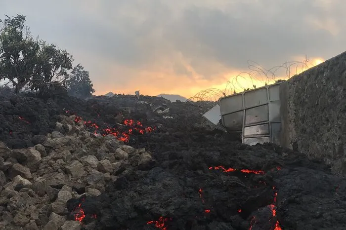 Goma mit seinen rund zwei Millionen Einwohnern liegt rund zehn Kilometer von dem Vulkan Nyiragongo entfernt, der erstmals seit knapp 20 Jahren wieder ausgebrochen ist.