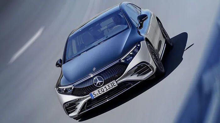 Der Mercedes EQS ist das erste Modell, das die neue Elektroarchitektur der Stuttgarter ausführt, folgen werden die Business-Limousine EQE als elektrischer Ableger der E-Klasse und die beiden SUV EQS und EQE, also die Elektrovarianten von GLS und GLE.