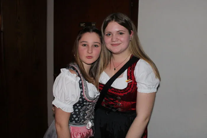 In der "Bauerndisco" beim Diexer Bauernball unterhielten sich Jung und Junggebliebene und so mancher Bauer suchte (s)eine Frau.