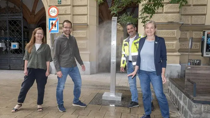 Neue Sprühnebellanze beim Amtshaus: Constanze Barthel-Riel (Stadtplanung), Klemens Fritz (Holding Graz Wasserwirtschaft), Vizebürgermeisterin Judith Schwentner und Rene Russold (Wasserwirtschaft)