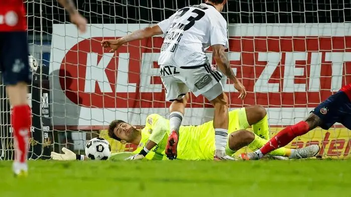 Die größte Chance des WAC gegen Rapid. Philipp Verhounig scheiterte an Niklas Hedl