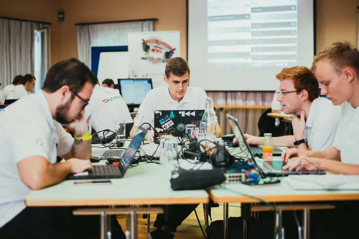Gleichzeitig finden in Fürstenfeld die Ausscheidungsbewerbe der "Cybersecurity Austria" statt. Zehn Teilnehmer werden Österreich bei den internationalen Cyber-Sicherheits-Wettkämpfen nächste Woche in Bukarest vertreten.