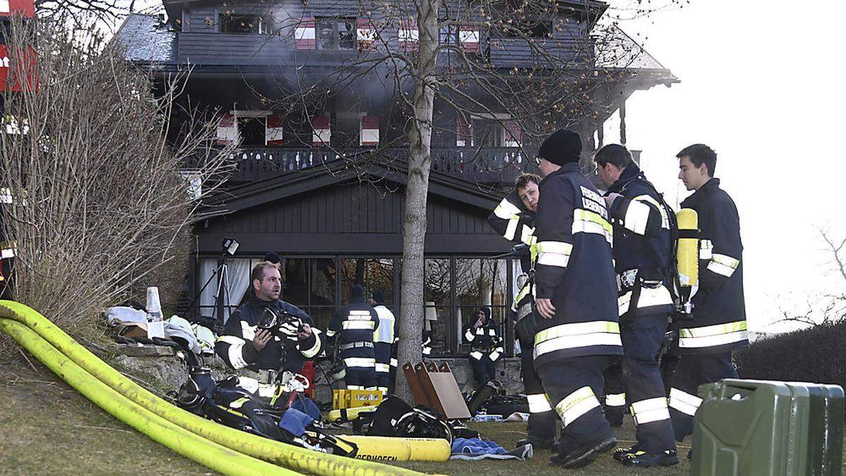 Seit Mittwochfrüh herrscht bei der Villa in Millstatt „Brand aus“. Zu Spitzenzeiten standen 220 Feuerwehrmänner im Löscheinsatz 