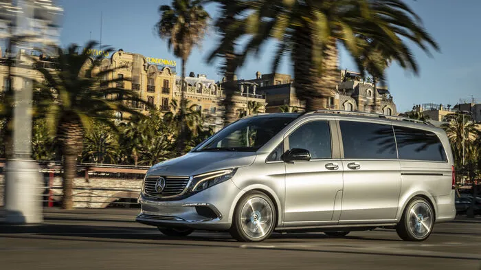 In Frankfurt fällt der Vorhang: Auf der IAA wird Mercedes das Tuch von der elektrischen V-Klasse ziehen, die derzeit noch als Studie Concept EQV durch die Lande stromert.