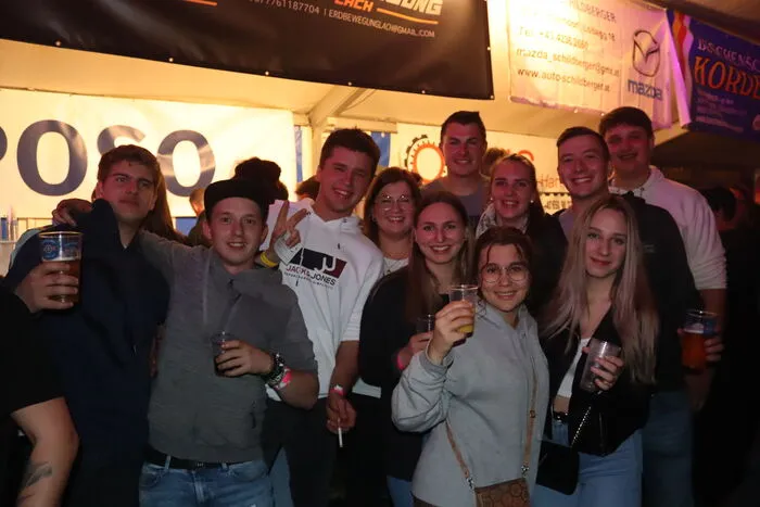 Die Mitglieder der Landjugend St. Peter am Wallersberg bewarben schon fleißig ihre Vollmondparty am 3. Juni.