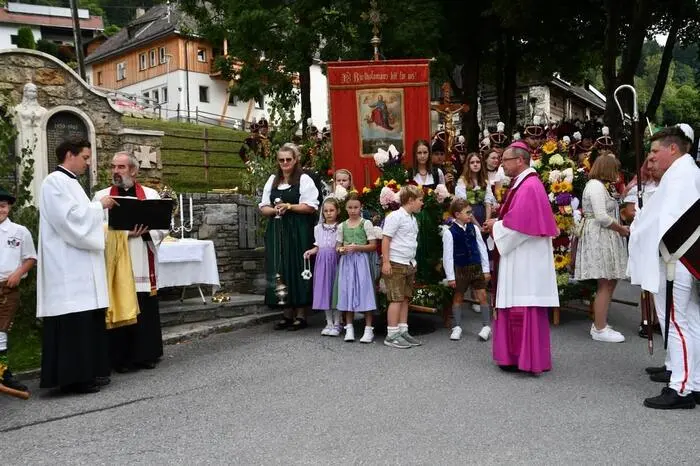 Das „Hochamt“ zwei Stunden später zelebrierten Pfarrer Grzegorz Szoltysek mit Altpfarrer Josef Wonisch und Weihbischof Johannes Freitag. 