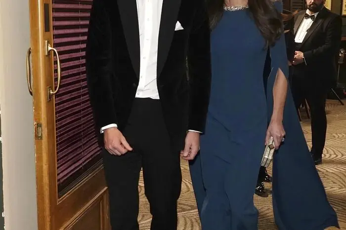 Kate zog in einer atemberaubenden Robe in Ozeanblau alle Blicke auf sich.