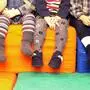 Füße von Kindern, die auf einer Bank sitzen | Die Vorkommnisse in einer Krabbelstube lösten  Empörung aus (Symbolfoto)