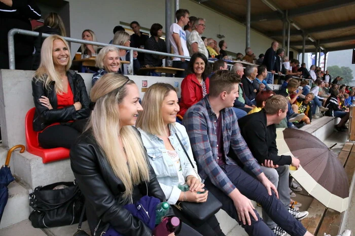 In Scharen hatten sich die Fußballfans Richtung Sauritschnig-Arena aufgemacht, um mit den Spielern den Aufstieg in die Kärntner Liga zu feiern.