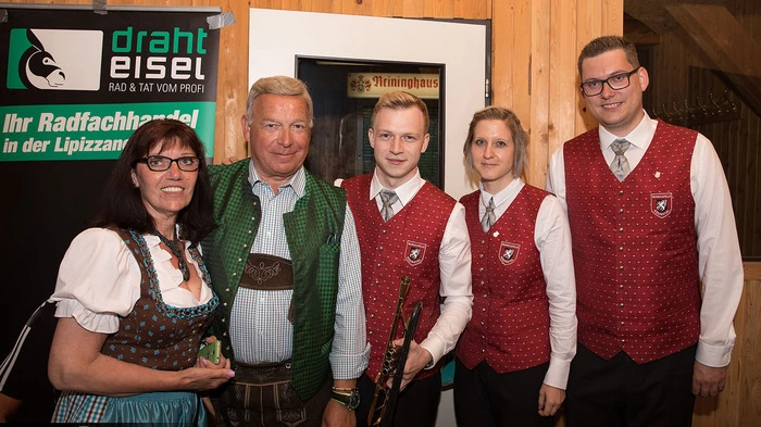 Nach der Begrüßung durch Obmann Thomas Ruprechter präsentierten sich die Musiker unter der Leitung von Carina Jandl in Höchstform und schossen ein musikalisches Feuerwerk ab.