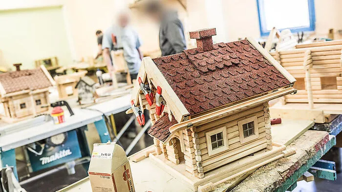 Rund 40 Stunden stecken in jedem Vogelhaus aus Lärchenholz, das Häftlinge in Handarbeit herstellen