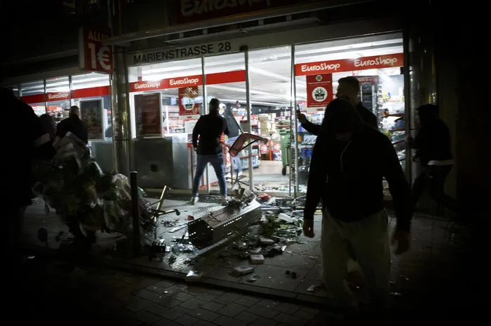 Mehr als ein Dutzend Beamte wurde verletzt. Zudem seien Schaufenster eingeschlagen und Geschäfte geplündert worden.