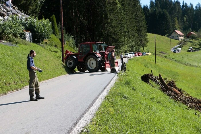 Mit schwerem Gerät wurde daran gearbeitet, die Bachläufe von Bäumen, Geröll und Schlamm zu befreien um so dem Wasser wieder freie Bahn zu schaffen.