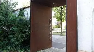 Der Angeklagte soll seine Frau gewürgt haben; sie beteuert, zur Anklage "gezwungen" worden zu sein