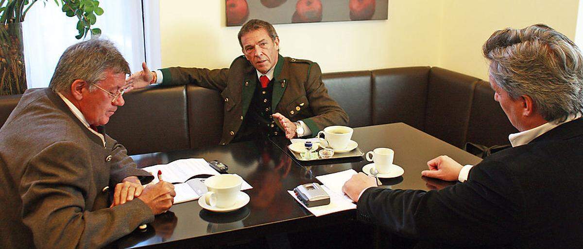 Die Chefredakteure der Kleinen Zeitung Hubert Patterer (rechts) und Reinhold Dottolo beim letzten Interview mit dem verstorbenen Kärntner Landeshauptmann am 10. Oktober 2008
