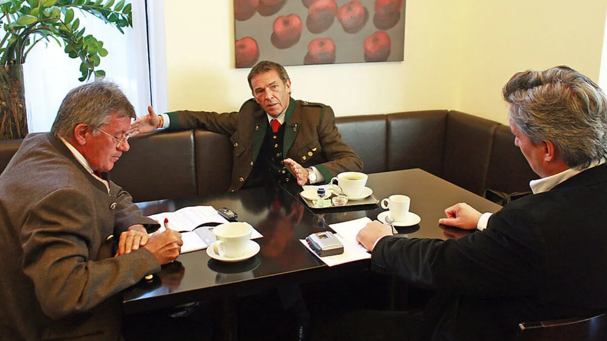 Die Chefredakteure der Kleinen Zeitung Hubert Patterer (rechts) und Reinhold Dottolo beim letzten Interview mit dem verstorbenen Kärntner Landeshauptmann am 10. Oktober 2008