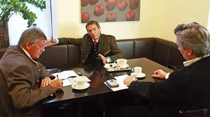 Die Chefredakteure der Kleinen Zeitung Hubert Patterer (rechts) und Reinhold Dottolo beim letzten Interview mit dem verstorbenen Kärntner Landeshauptmann am 10. Oktober 2008