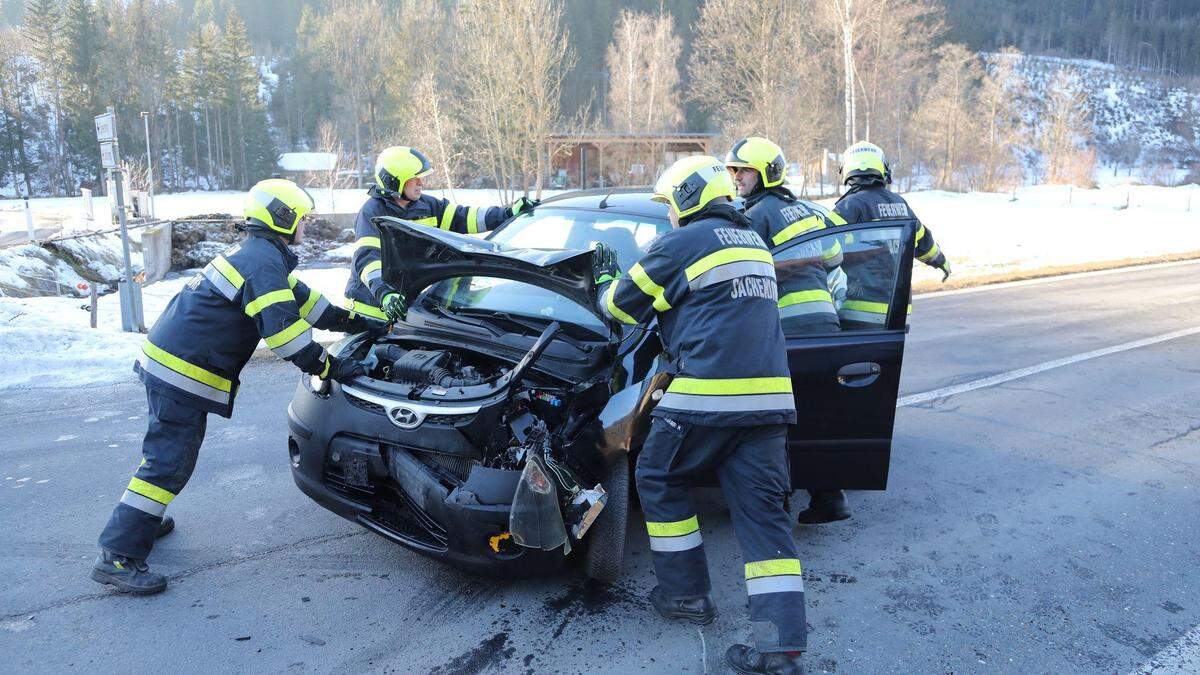 14 Feuerwehrleute waren bei dem Unfall im Einsatz