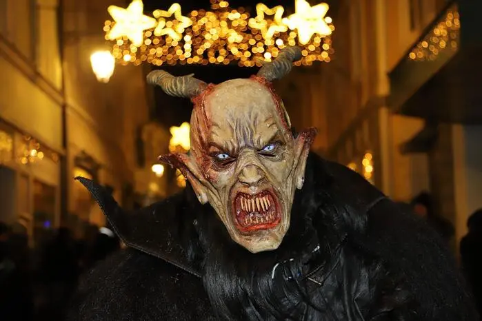 Beim diesjährigem Krampuslauf nahmen teil:

1 Perchten-Pass Feldkirchen, 2 Ruinemteufel Albeck, 3 Perchten Klein St. Veit, 4 Gurker Domteufel, 5 Brauchtumsgruppe Satanica Diabolus, 6 KG Moorteufel Steindorf, 7 Ferox Devils Feldkirchen, 8 De G´schmiedet´n, 9 Demoriel Pass Feldkirchen, 10 Nockteifl, 11 BG Ossiacher Tauern, 12 Poggersdorfer Moorteufel, 13 Krampusgruppe Feldkirchen, 14 Vitus Teifel, 15 Burgteufel Glanegg, 16 Straßwalchner Krampusse, 17 Sattnitz Teufel, 18 Infernum Diaboli, 19 Teiflbruat Althofen, 20 Pertler Bartl, 21 Südkärntner Seeteifl, 22 Heunburg Bartl, 23 Ebersteiner Schlossteufel, 24 Pucher Waldteufel, 25 Kärntner Teiflsbruat, 26 Krumpendorfer Bartl, 27 PG Tallach „Rote Teufel“, 28 Haidacher Moosbartl, 29 Ratzenegger Schlossteufel und 30 Kirchheimer Höllenbruat.



