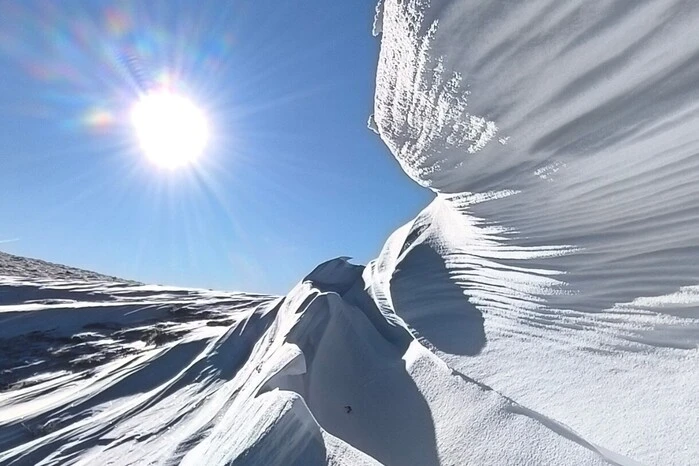 Bei Sonnenaufgang ist unser Leser bereits auf der Weinebene gestartet und auf den großen Speik gewandert. Dort erwarteten ihn solche Schneewechten. 