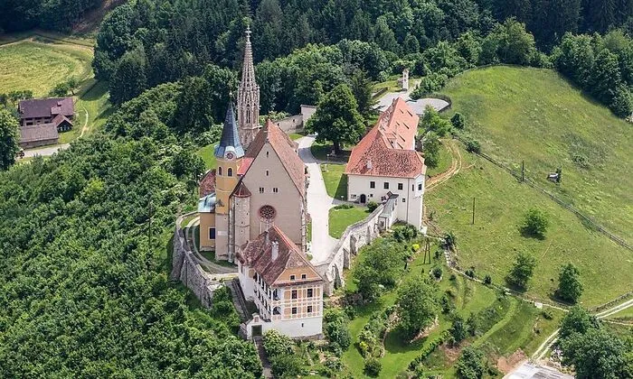 Die Wallfahrtskirche Maria Straßengel wird auch „steirischer Steffl“ genannt