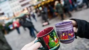 28.11.2019, xfux, Vermischtes Lokales, Weihnachtsmarkt in Frankfurt am Main auf dem Roemer, v.l. Zwei Besucher trinken / stoßen / stossen an einem Verkaufsstand auf einem Weihnachtsmarkt in Frankfurt am Main Hessen mit einer Tasse bzw. zwei Tassen Gluehwein an gestellte Szene. Frankfurt am Main *** 28 11 2019, xfux, Vermischtes Lokales, Christmas market in Frankfurt am Main on the Roemer, v l Drinking two visitors bump into a scene in Frankfurt am Main with a cup or two cups of Gluehwein at a sales stand at a Christmas market in Frankfurt am Main Hessen 