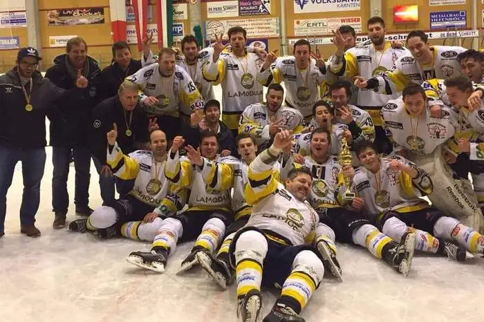 Kader: Fertani, Marka, Gelfanov, Uggowitzer, Schmelzer, Gausterer, Hassler, Ruhdorfer, Wucherer, Pinter, Petritsch, Pichler, de Pasqualin, Trinker, Rotschnik, Regensburger, Leeb, Ambrosch, Petrini, Heuchert, Novak, Kropf. Trainer: Roland Schurian. „Im Sommer haben uns sieben Spieler verlassen, darunter die komplette Einserlinie“, glaubte Obmann Thomas Schwarz lange nicht an die Titelverteidigung. Neu als Coach an der Bande stand Roland Schurian. Mit ein Grund für den dritten Titel in Serie war die Verpflichtung von Ruslan Gelfanov. Der 21-Jährige spielte in der Vorsaison beim VSV, war am Ende mit 30 Punkten aus 13 Spielen Topscorer der Carinthians. Im Halbfinale siegten die Villacher gegen Feld am See 5:3 und 3:2, im Finale gegen die Ultras Spittal mit 4:3 und 3:2.