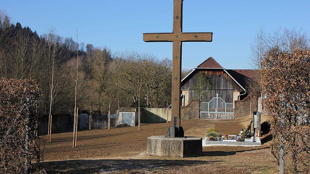 In Lavamünd entsteht der „Friedpark zur Drau“. Bäume wurden bereits gepflanzt. Beim Kreuz wird Platz für Kerzen geschaffen