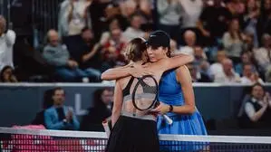 Anastasia Potapova (links) und Lilli Tagger herzten sich in Linz