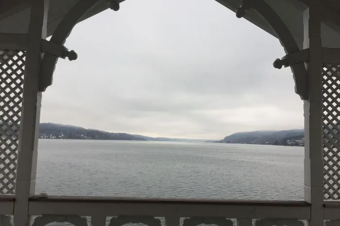 Is schon still uman See ....