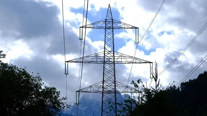 Eine Stromtrasse von unten fotografiert