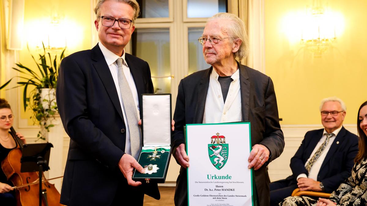 LH Drexler überreichte Peter Handke das „Goldene Ehrenzeichen des Landes Steiermark mit dem Stern“