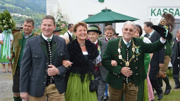 Gerhard Hechtl (rechts) ist seit 1993 Mitglied bei den Oberlandlern und hat die Funktion des Großbauers inne. Gemeinsam mit NRAbg. Andreas Kühberger (links), Bürgermeister von Mautern, zieht er auf die Massenburg ein. 