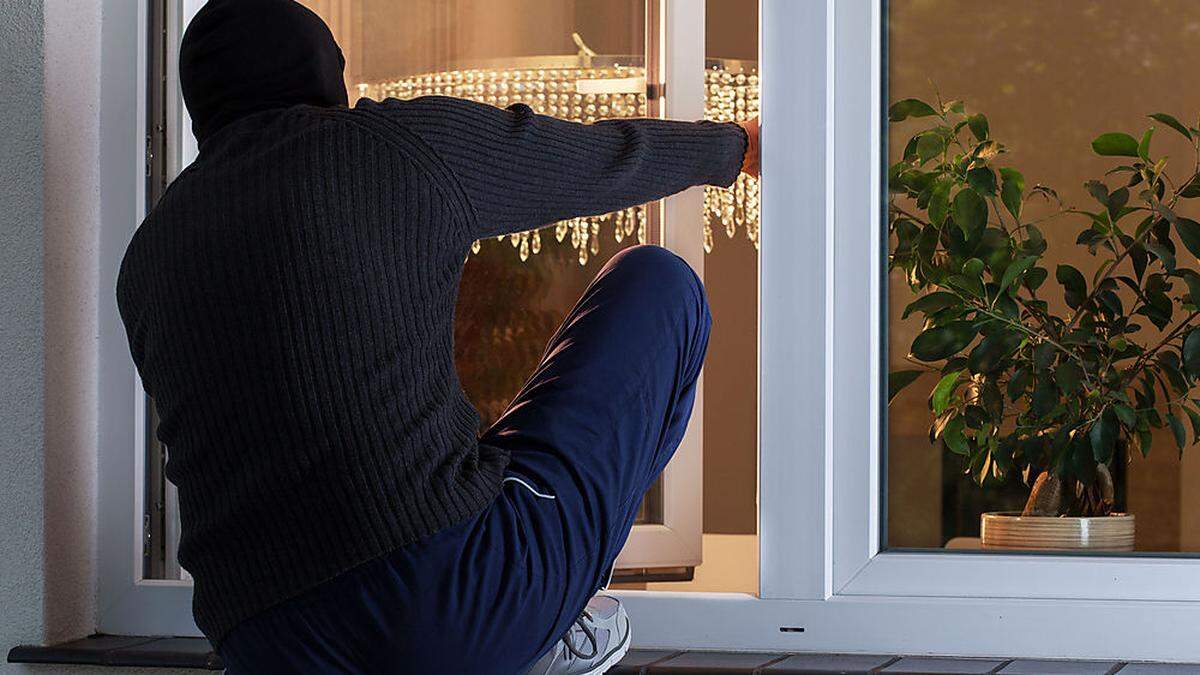 Durch ein Fenster gelangten die Einbrecher ins Haus